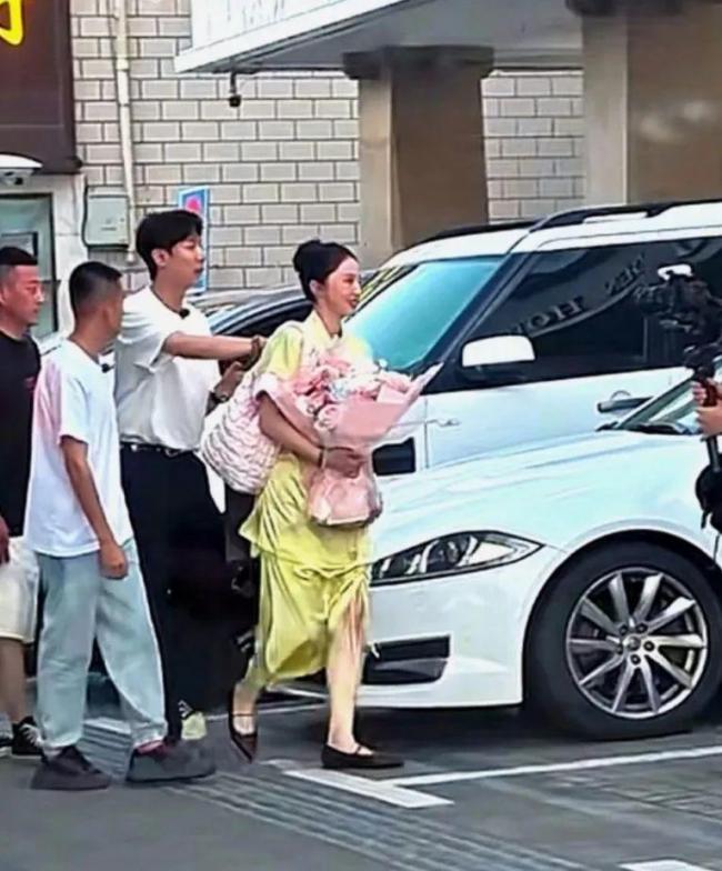 董璇再婚老公疑为演员张维伊 甜蜜姐弟恋曝光