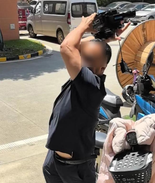 企业负责人回应砸坏记者设备：冲动了